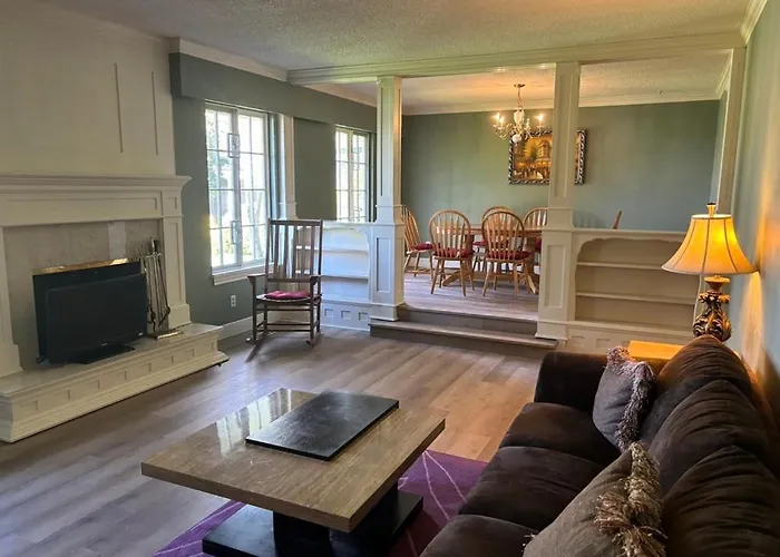 Cozy Retreat On Sandpiper Court - Room H With Share Bathroom
